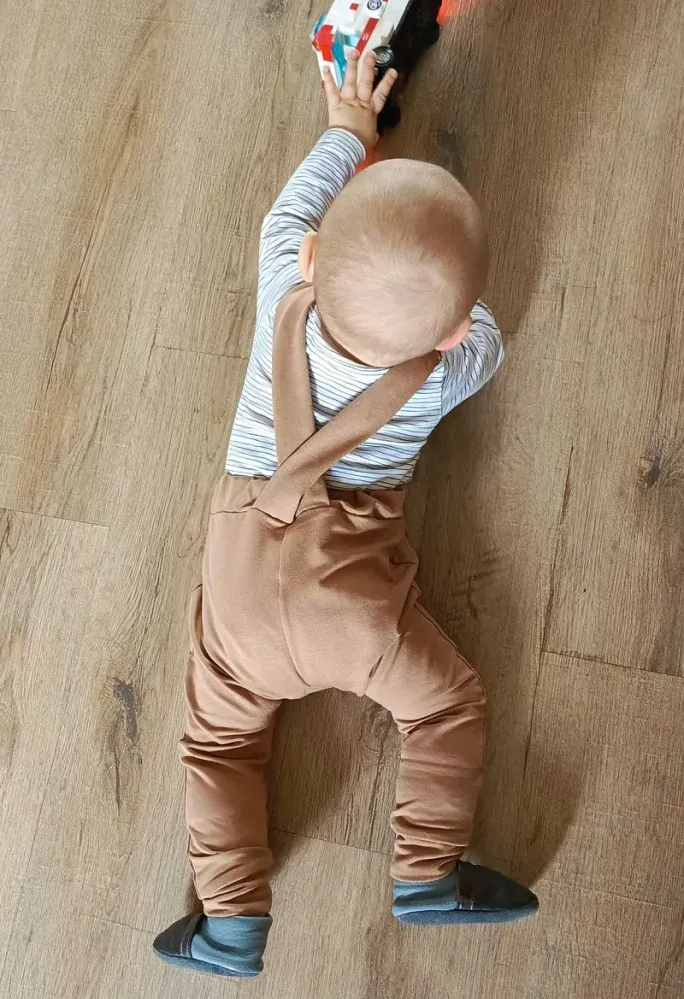 Kojenecké tepláčky s kšandami karamel 80