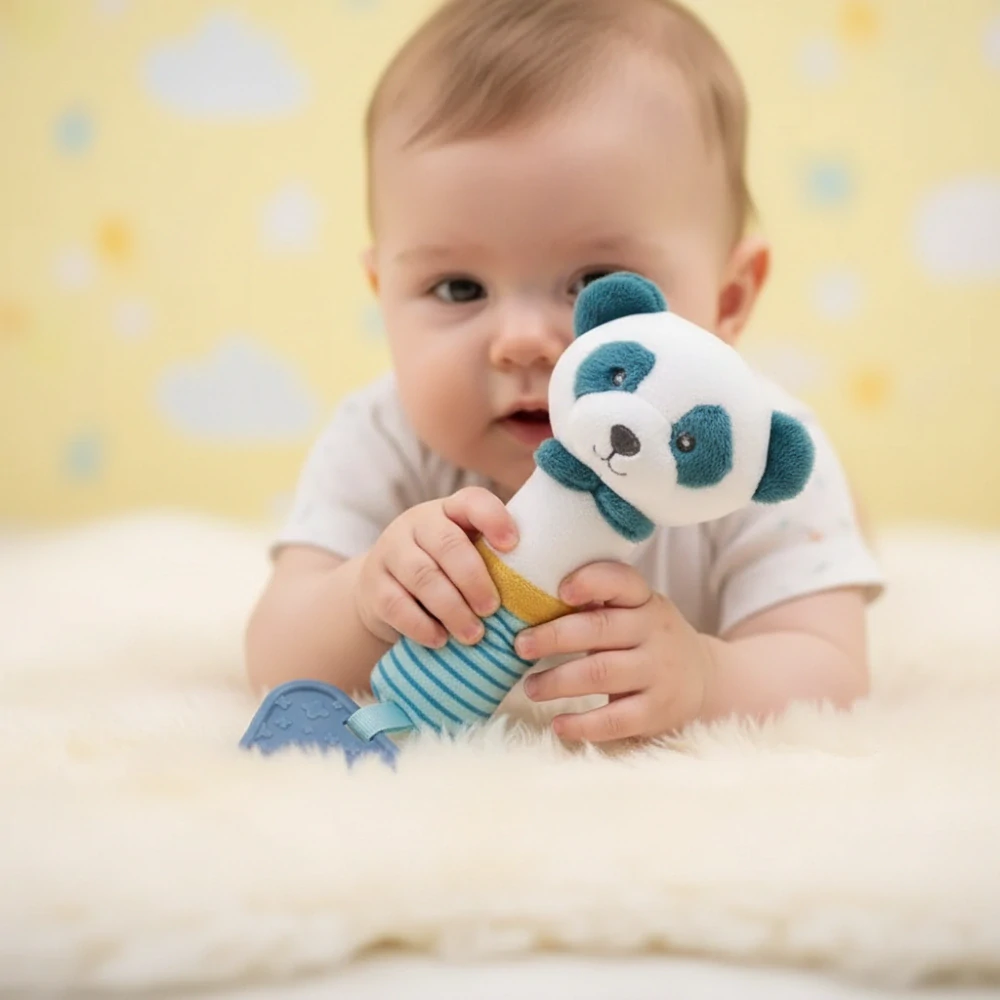 Plyšová panda s kousátkem a pískátkem 22 cm – senzorická hračka pro miminko