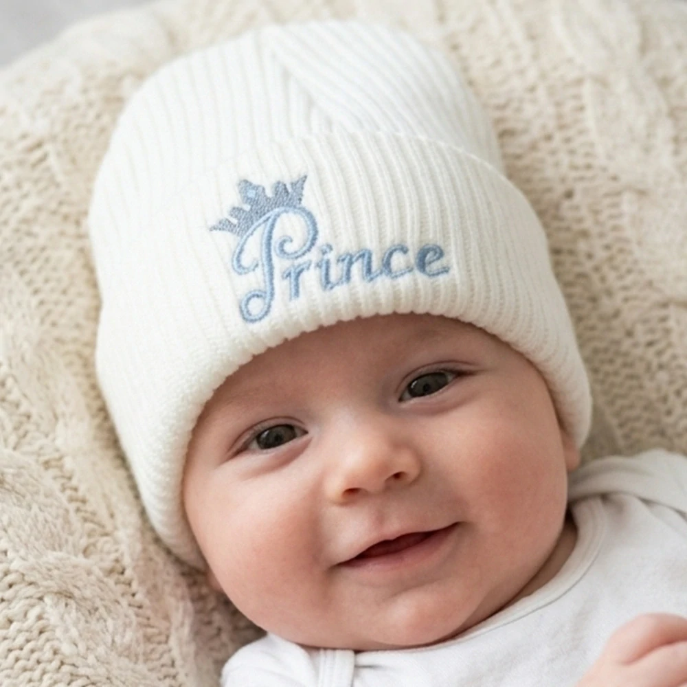 Pletená čepička pro miminko Prince bílá 0–3 měsíce – Kiddies World