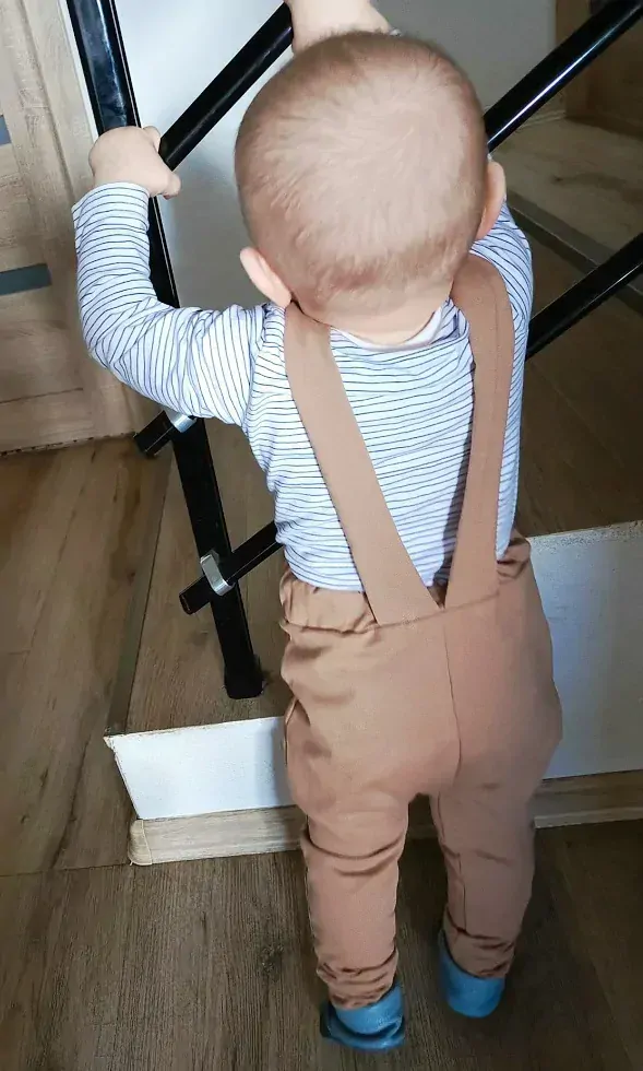 Kojenecké tepláčky s kšandami karamel 80