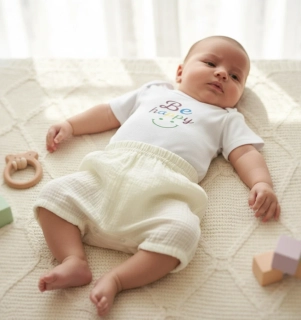 Kojenecké mušelínové kraťasy krém 50