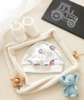 Kojenecká bavlněná čepička Hříbek traktor